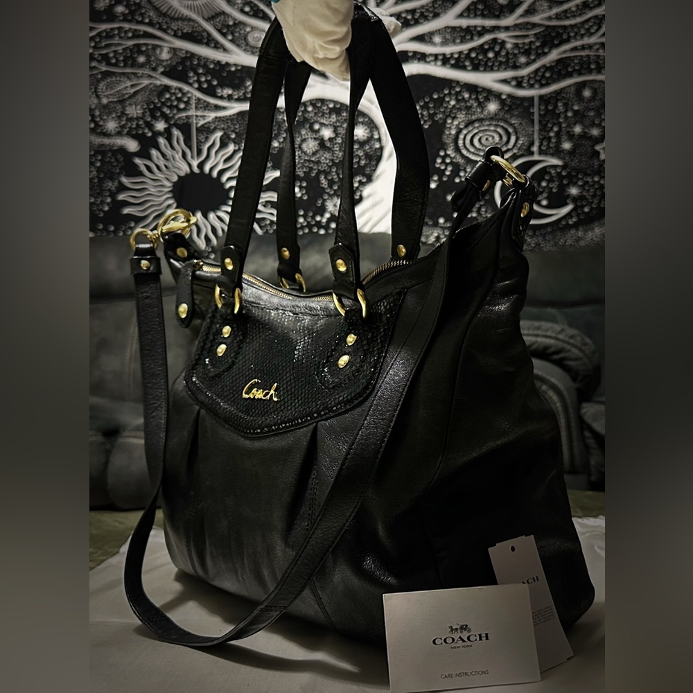 Vintage Style Y2K Coach Black Leather Shoulder Bag with Gold Accents make offer - Picture 4 of 17